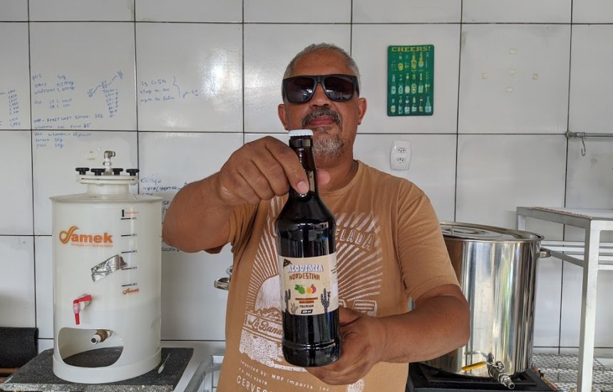 [Miquéas Cardeal produz a própria cerveja em casa e quer difundir a cultura cervejeira em Camaçari]