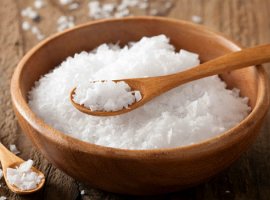 [6 usos incríveis do sal para eliminar caspa, ter unhas mais fortes e mais..]