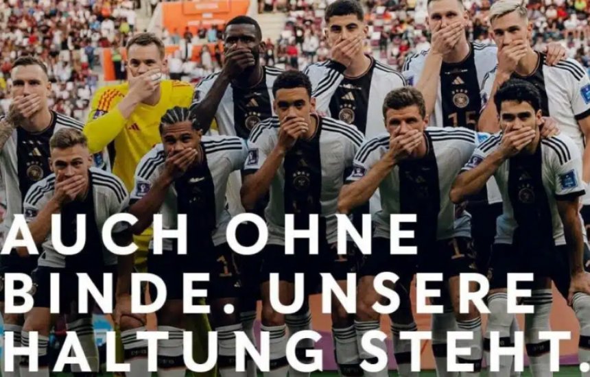 Deutsche Spieler protestieren gegen FIFA und halten sich auf offiziellem WM-Foto den Mund zu