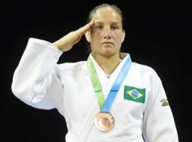 [Gesto militar de atletas brasileiros gera polêmica nos Jogos Pan-Americanos]