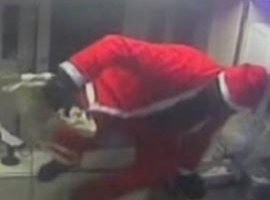 ['Papai Noel' assalta lanchonete e ameaça funcionários com faca]