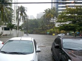 [Chuva causa alagamentos e deixa trânsito intenso; Climatempo alerta!]