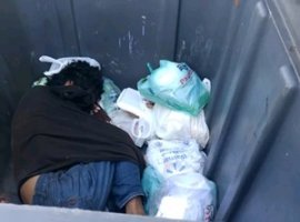 [Homem vive dentro de contêiner de lixo: 'Assusta e choca', diz morador]