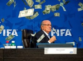 [Comediante invade coletiva da Fifa e joga dólares em Blatter]