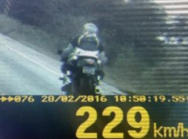 [Moto a 229 km/h bate recorde de velocidade em BRs de Goiás, diz PRF]