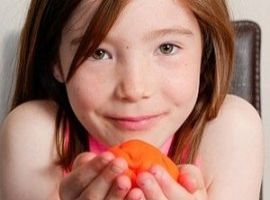[Menina de 7 anos sofre distúrbio alimentar que a faz comer massinha e plástico]