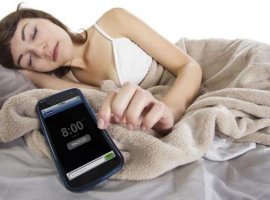 [60% das pessoas dormem segurando o celular; estudos apontam]