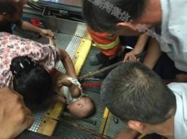 [Criança quebra braço ao ficar presa em escada rolante na China; imagem forte]