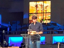 [Depois de se separar, Kaká lê a biblía em igreja de Orlando, nos E. Unidos]