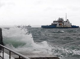 [Marinha emite alerta de Mar Grosso com ondas de 3,5 metros]