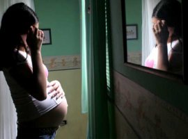[Menina de 11 anos dá à luz bebê após ser estuprada e engravida de seu padrasto]