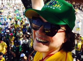 [Regina Duarte sobe em árvore para fazer selfie durante protesto no Rio]