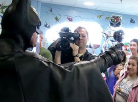 ['Batman' que visitava hospitais morre atropelado pelo próprio Batmóvel]