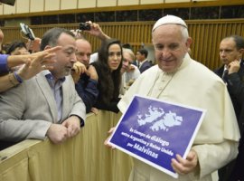 [Papa se envolve em polêmica ao segurar cartaz em defesa das Malvinas]