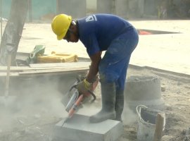 [Construção civil emprega menos e paga salário menor, aponta IBGE]