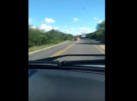 [Vídeo mostra acidente que deixou motociclista morto em ultrapassagem na BA-420]