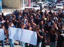[Lauro de Freitas: Protesto cobra segurança depois de morte de estudante por bala]