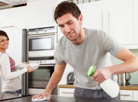 [Estudo conclui que dividir as tarefas domésticas melhora o sexo do casal]
