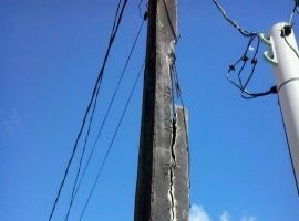 [Poste de rede elétrica com estrutura comprometida preocupa moradores de Jauá]
