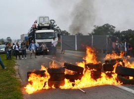 [Professores e universitários em greve fecham rodovias durante protesto na Bahia]