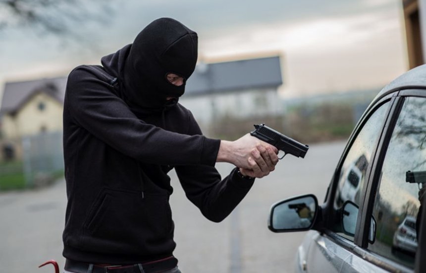 [Bandidos tomam de assalto veículo em Camaçari]