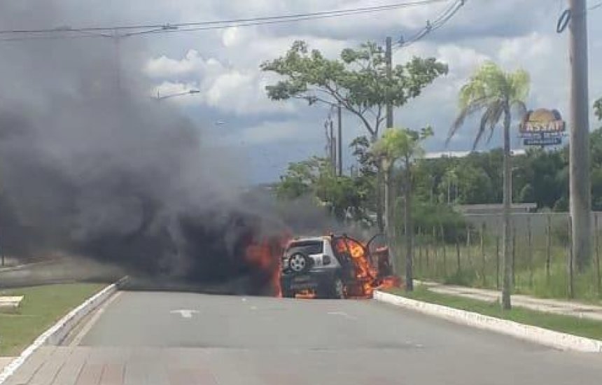 [Veículo pega fogo próximo ao Shopping Boulevard em Camaçari]