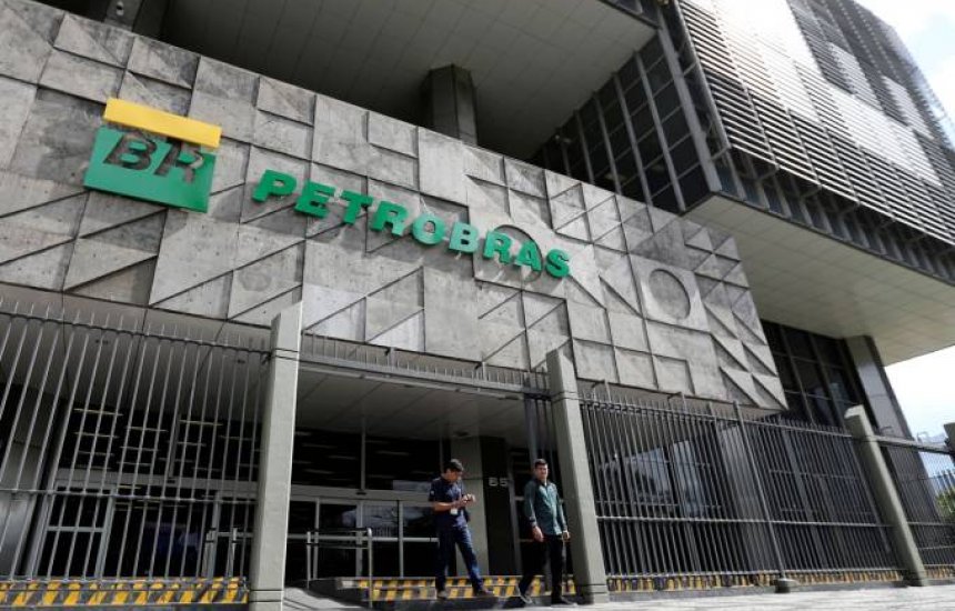[Petrobras suspende férias de alguns funcionários para enfrentar greve]