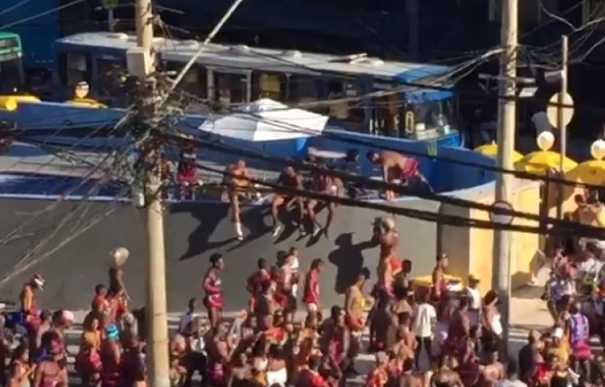 [Vídeo: Foliões pulam muro e invadem hotel durante pré-carnaval em Ondina]