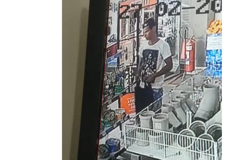 [Vídeo: Homem é filmado furtando loja em Camaçari]