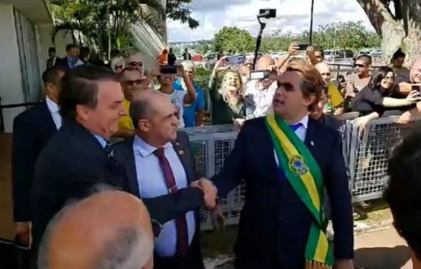 [Vídeo: Bolsonaro coloca humorista para distribuir bananas a jornalista]