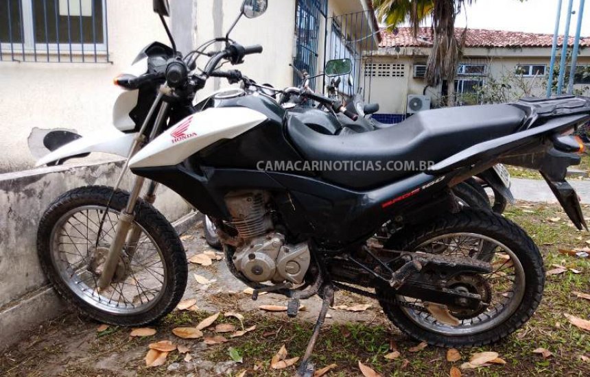 [Lama Preta: polícia recupera moto roubada; criminosos fugiram]