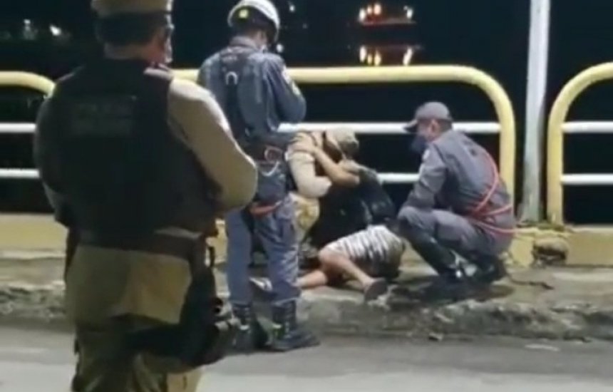 [BA: Policiais militares impedem suicídio de jovem que ameaçava pular de ponte]