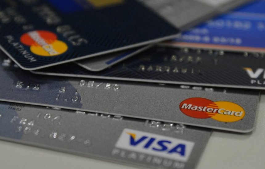 [Pandemia faz consumidor reduzir valor da fatura do cartão de crédito]