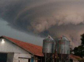 [Moradores registram formação de tempestade supercélula no Paraná. Assista!]