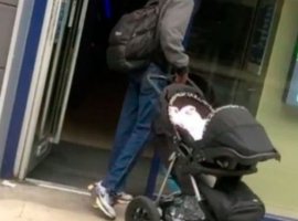 [Homem é preso após tentar vender bebê em shopping na Inglaterra]