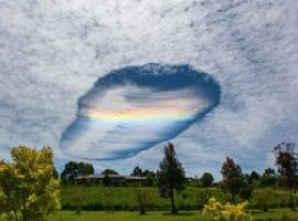 [Fotógrafo registra fenômeno raro em que o pedaço de uma nuvem acaba caindo]