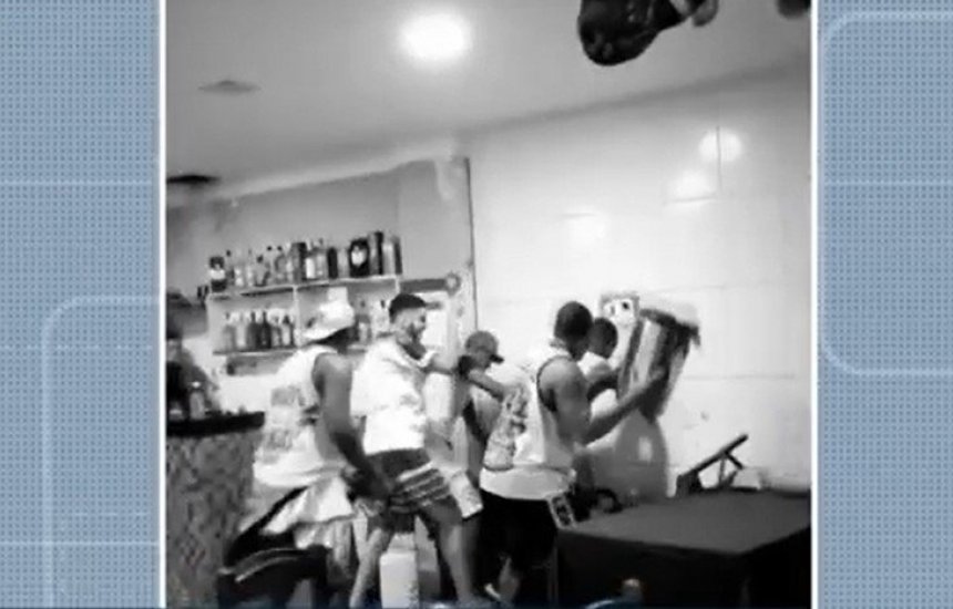 [Jovem é agredido por torcedores do Bahia em churrascaria; vídeo mostra ação]