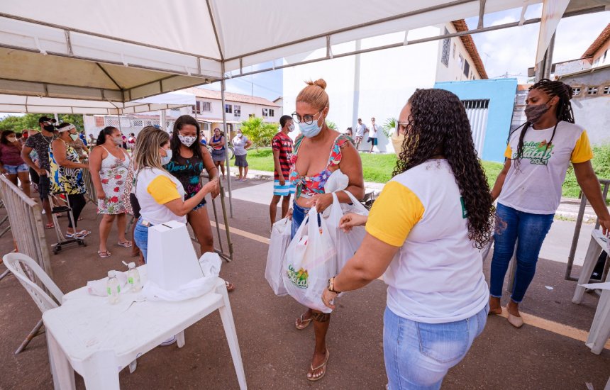 Em último dia de entrega, moradores da orla de Camaçari são contemplados com Cesta de Natal | Camaçari Notícias Em último dia de entrega, moradores da orla de Camaçari são contemplados com Cesta de Natal | Camaçari Notícias