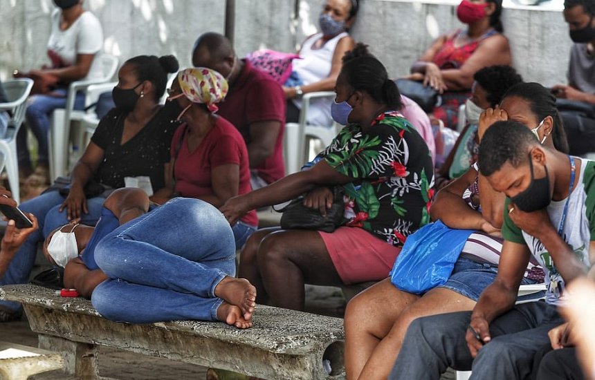 [Gripários e UPAs registram filas e aglomerações em Salvador]