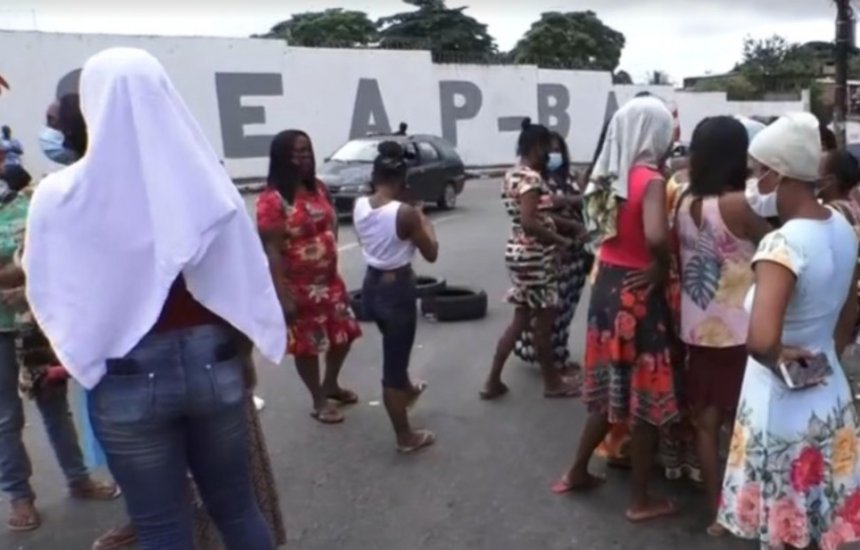 [Mulheres protestam após suspensão de visitas em presídio de Salvador]