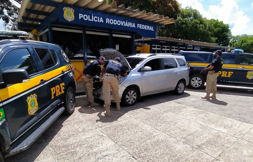 [Homem é preso pela PRF com CNH vencida e recupera carro roubado em Camaçari]