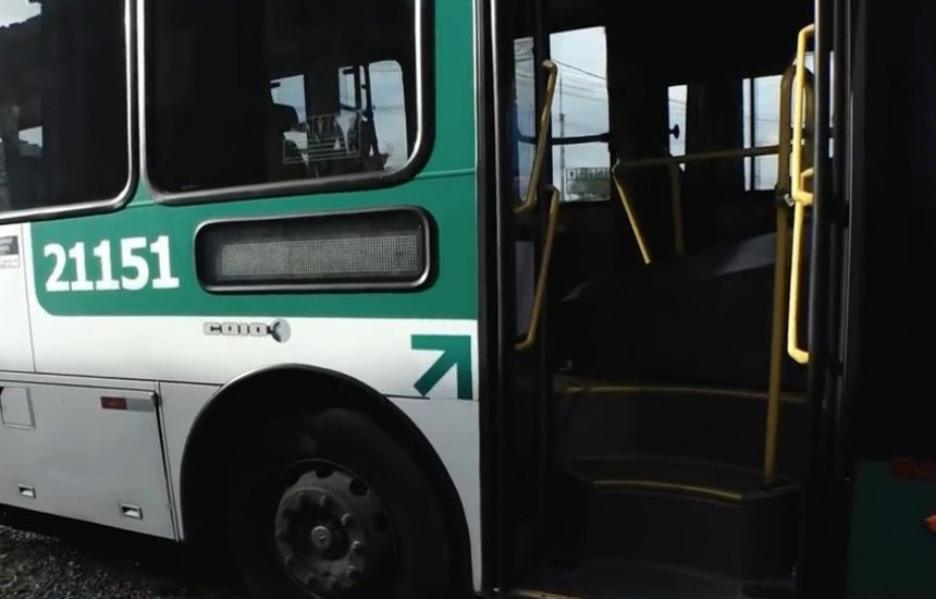 [Homem usa facão para assaltar passageiros de ônibus em Salvador]