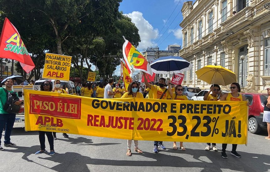 Professores de Feira de Santana paralisam atividades em protesto por salários atrasados