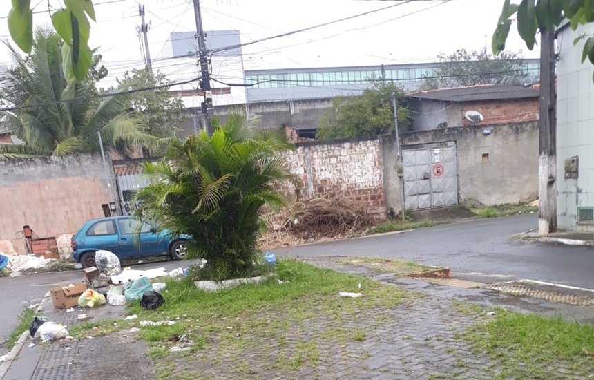 [Morador pede limpeza e reforma em praça do bairro Nova Vitória]