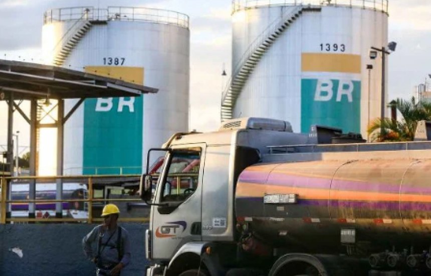 [Governo pede que Petrobras tente segurar novo reajuste de combustíveis]