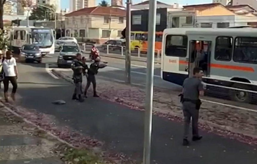 [Homem mata três a facadas dentro de ônibus no interior de São Paulo]