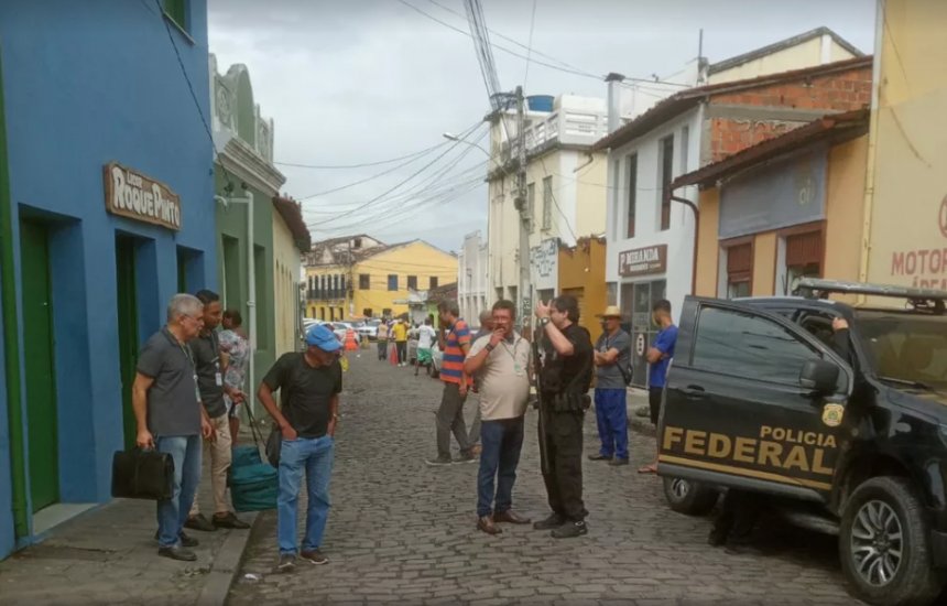 [Polícia Federal interdita dois tradicionais pontos de fabricação de licor em Cachoeira, na Bahia]