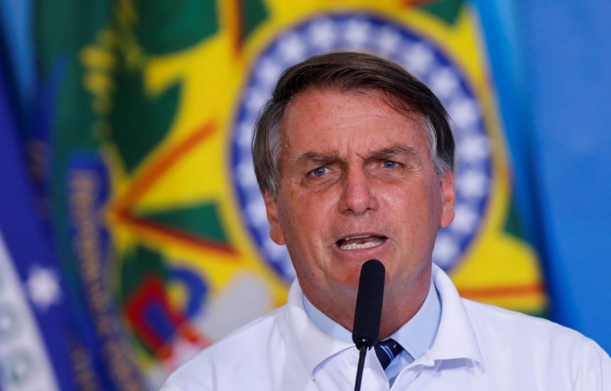 Bolsonaro sanciona limite para ICMS de combustíveis, mas veta compensação a estados