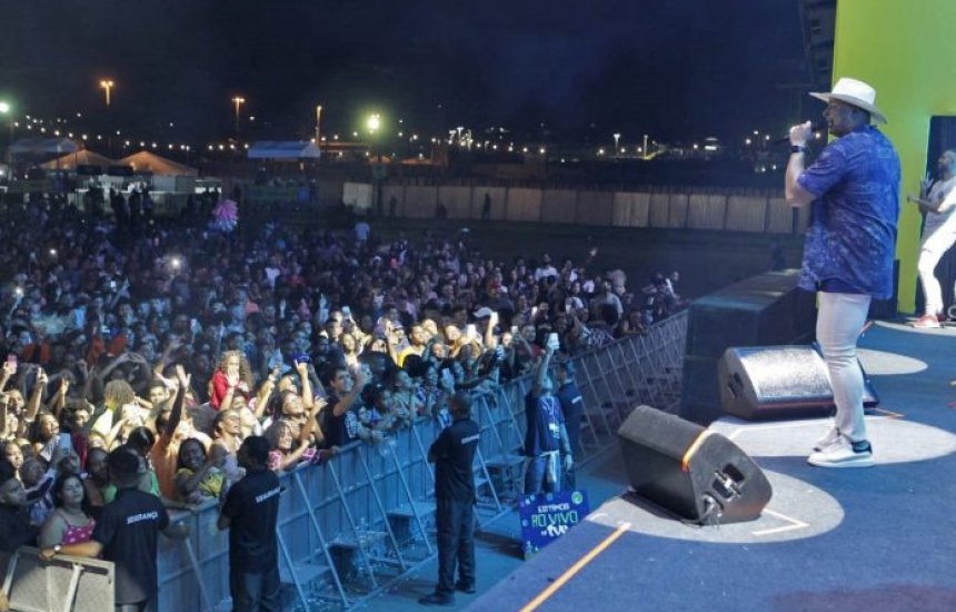 Primeira noite de festa no Parque de Exposições atrai multidão em Salvador