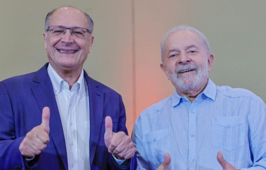 [Pré-candidato a vice de Lula, Alckmin acompanha petista no Dois de Julho na Bahia]